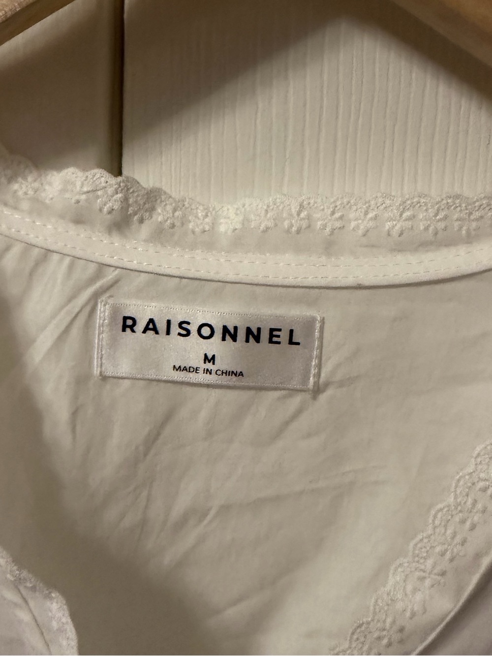 NWT EMBROIDERED SCALLOP HEM PUFF SLEEVE BLOUSE - WHITE, Medium - Picture 5 of 5